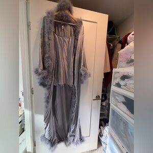 Skims Elegant Gray Feather-Trimmed Robe Set